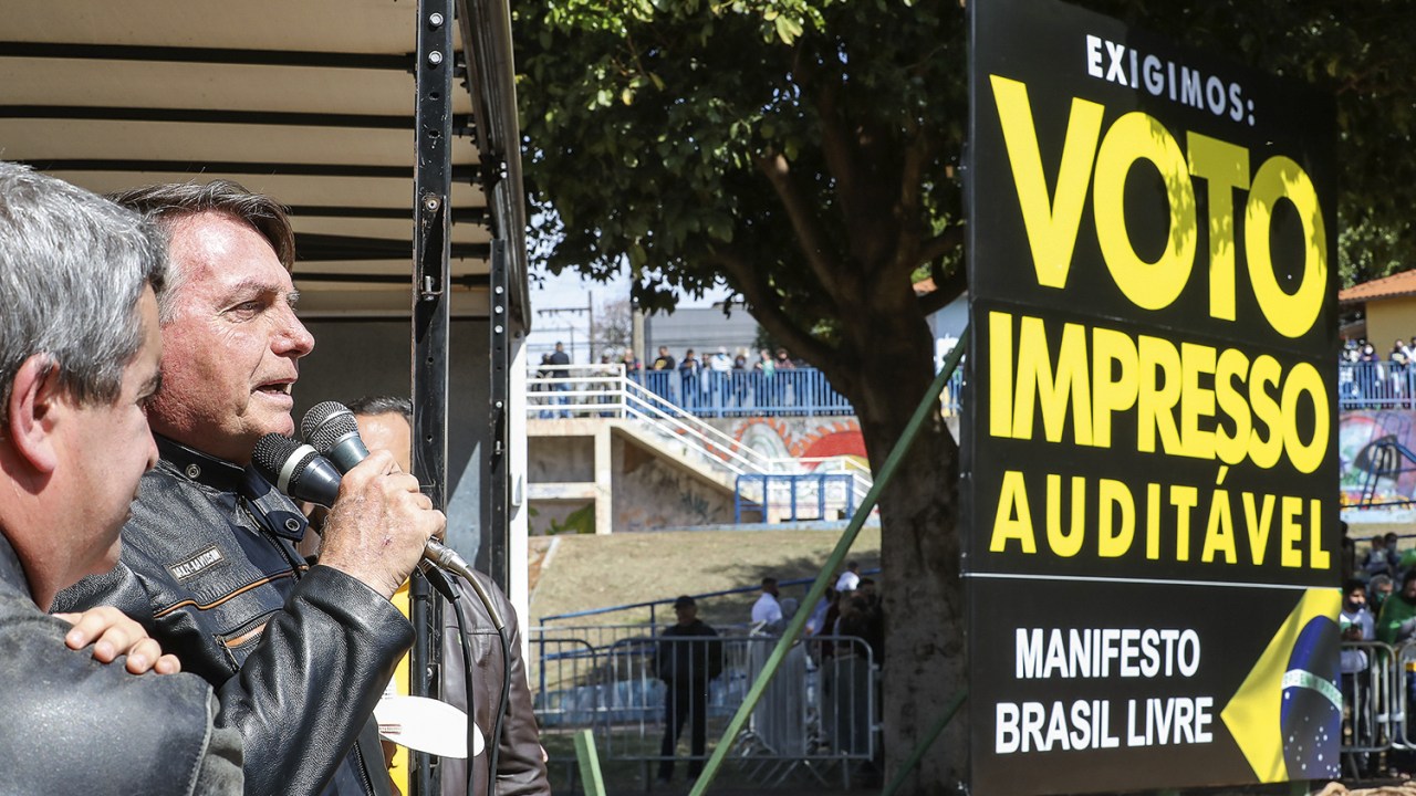 INVESTIGADO - Bolsonaro: “É justo quem tirou Lula da cadeia ser o mesmo que vai contar o voto no TSE?” -