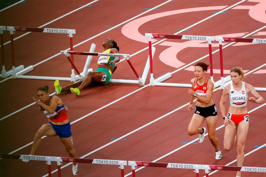 Yanique Thompson, da Jamaica, cai durante as semifinais dos 100m com barreiras -