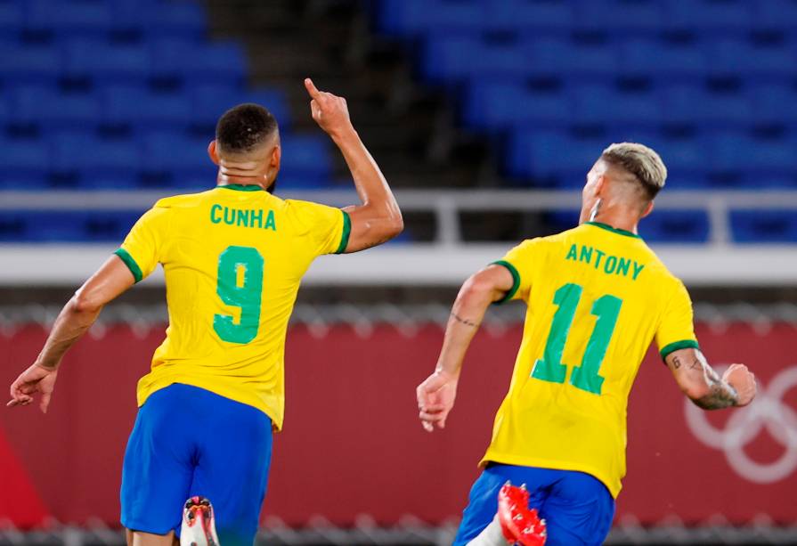 Matheus Cunha e Antony comemorando o primeiro gol do Brasil na partida -