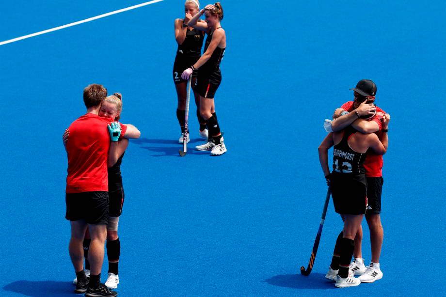 Jogadoras alemãs choram após perderem partida de hóquei contra a Argentina -