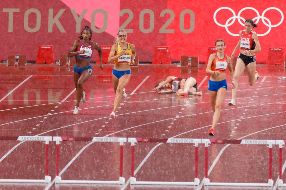 A dinamarquesa Sara Petersen cai sob chuva durante prova dos 400m com barreiras -