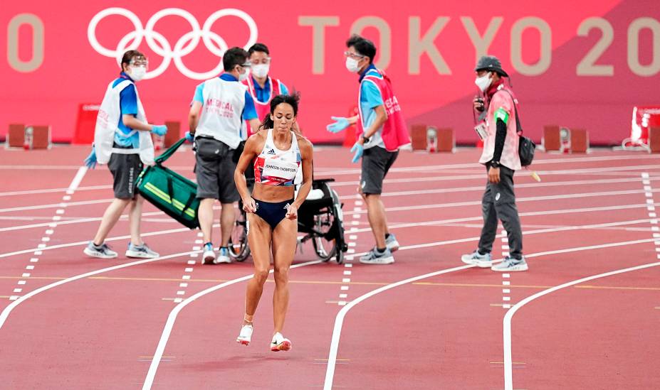 Katarina Johnson-Thompson da Grã-Bretanha, continua sua corrida após ficar temporariamente parada recebendo atendimento -