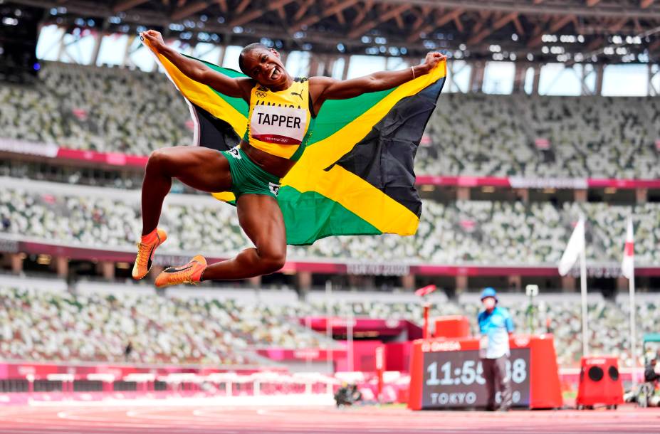 A jamaicana Megan Tapper comemora medalha de bronze na prova de 100m com obstáculos no atletismo -