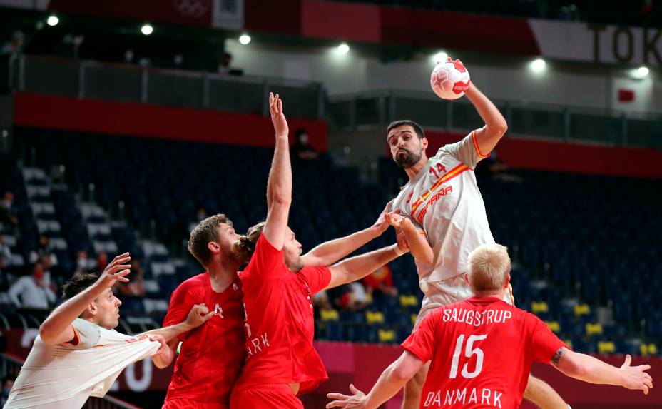 Ferran Sole Sala, da Espanha, em ação durante partida contra a Dinamarca pelo handebol -