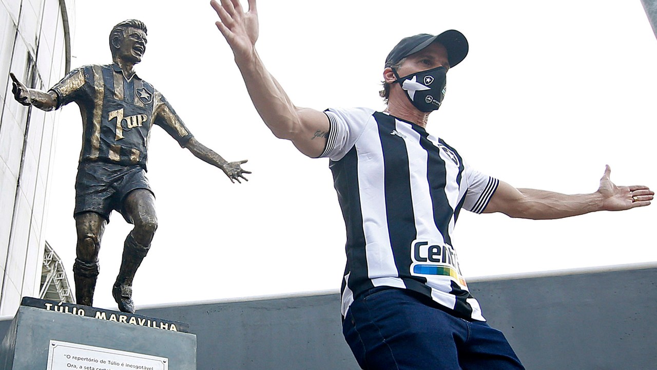 Estátua de Tulio Maravilha, ídolo do Botafogo, no Estádio Nilton Santos -