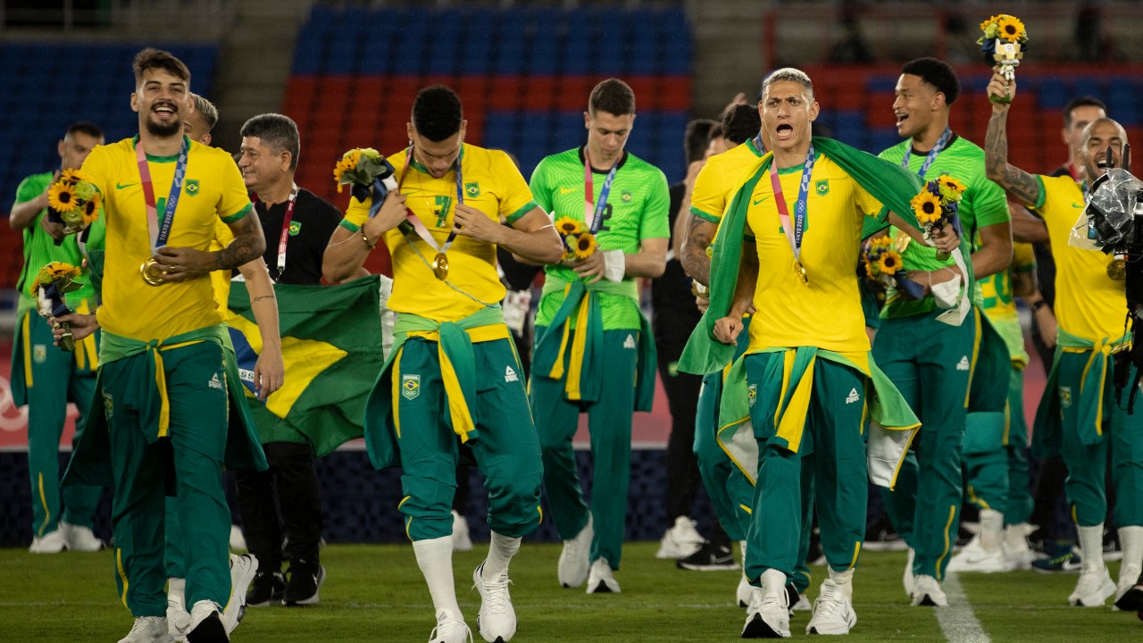 Jogadores do Brasil comemorando o título nos Jogos Olímpicos -