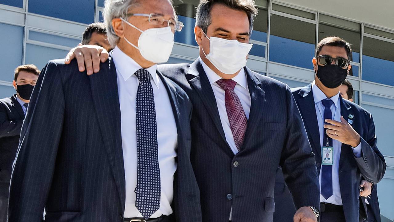 (Brasília - DF, 09/08/2021) Presidente da República, Jair Bolsonaro acompanhando de Ministros, entregam a MP do Auxílio Brasil ao Presidente da Câmara, Arthur Lira.Foto: Marcos Corrêa/PR