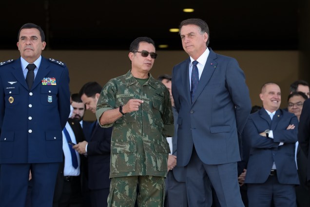 Jair Bolsonaro e o comandante da Marinha, Almir Garnier, durante o desfile dos veículos militares em frente ao Palácio do Planalto -