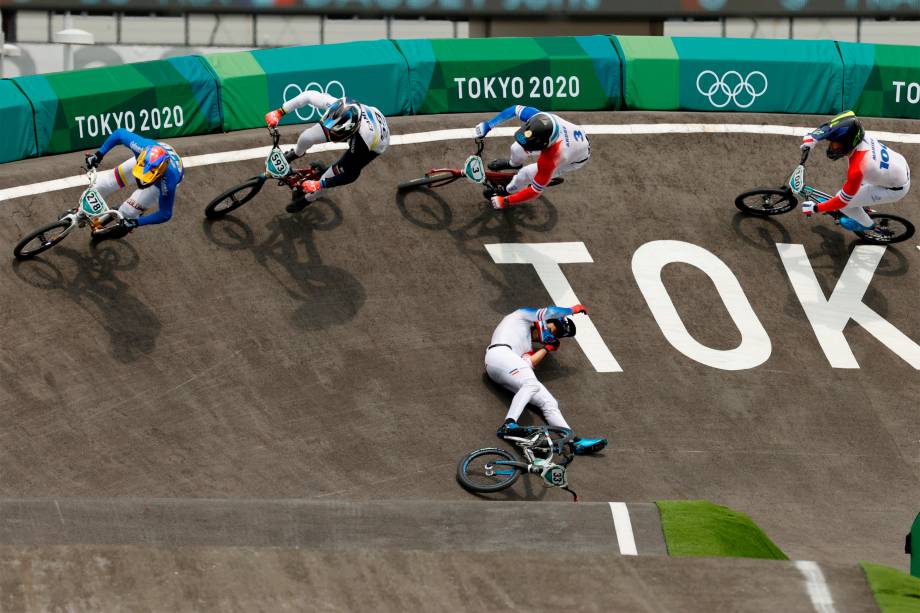 Carlos Ramírez, da Colômbia, e Alfredo Campo, do Equador, desviam do francês Jordis Daudet na final masculina de BMX -