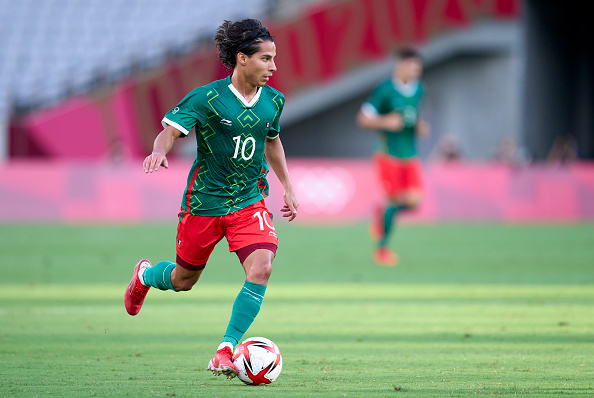 Diego Lainez conduz a bola