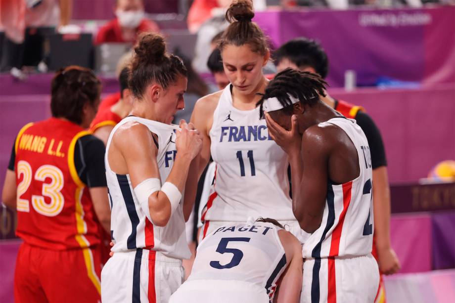 Jogadoras da seleção francesa de basquete emocionadas após perderem o bronze para a china -