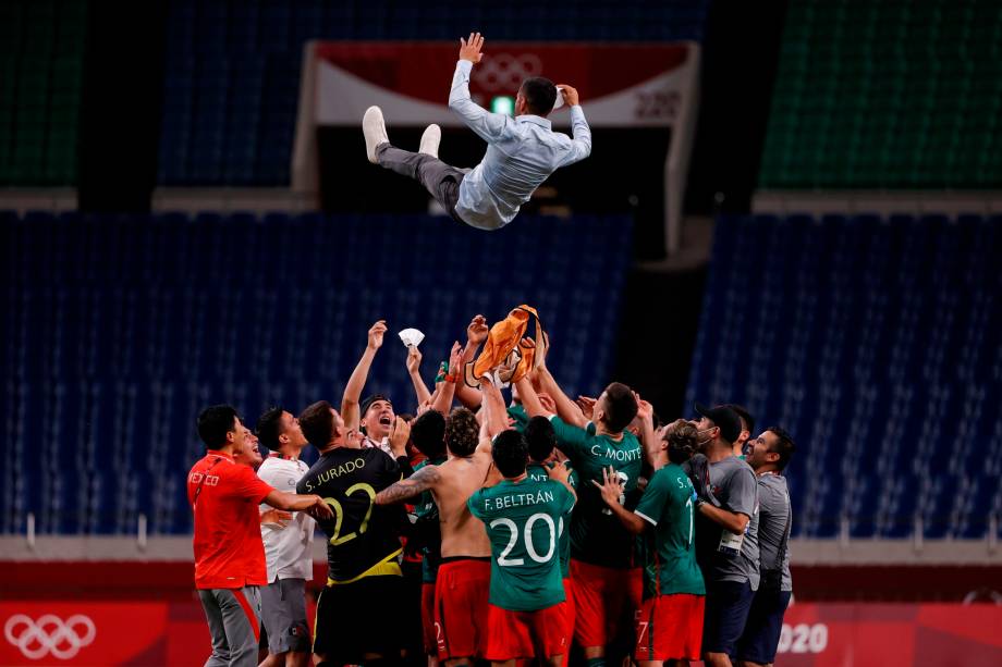 Jogadores do México jogam o técnico Jaime Lozano para o alto durante comemoração da conquista da medalha de bronze -
