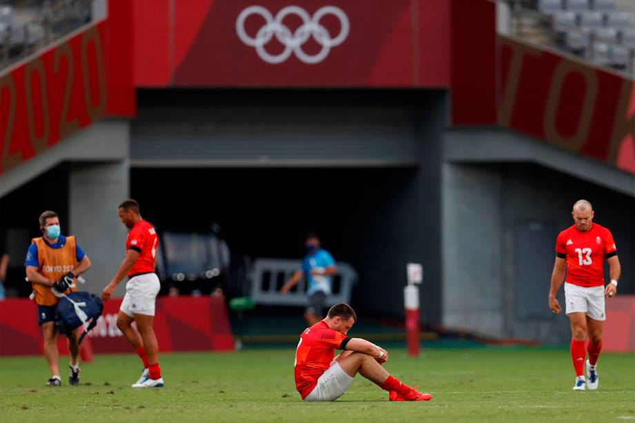 Jogadores da Grã-Bretanha após perderem partida de rúgbi contra a Argentina válida pela medalha de bronze -