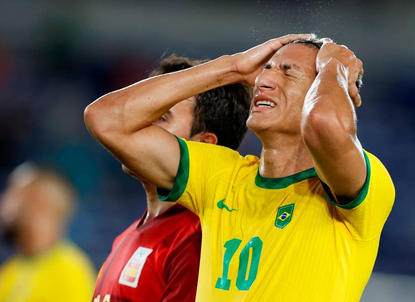 Richarlison se lamenta após pênalti perdido no jogo -