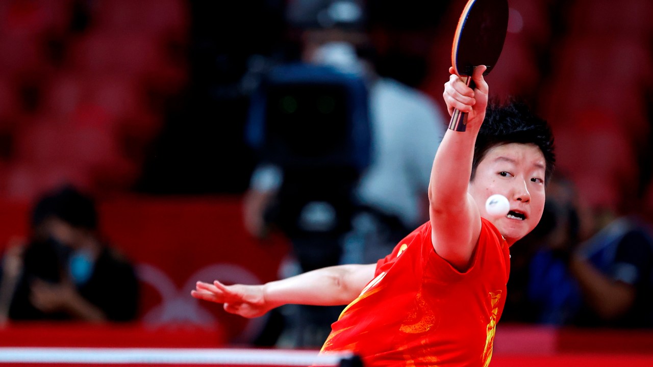 Tokyo (Japan), 05/08/2021.- Sun Yingsha of China in action during the Women's Team Gold Medal match against Ito Mima of Japan during the Table Tennis events of the Tokyo 2020 Olympic Games at the Tokyo Metropolitan Gymnasium arena in Tokyo, Japan, 05 August 2021. (Tenis de Mesa, Tenis, Japón, Tokio) EFE/EPA/MAST IRHAM