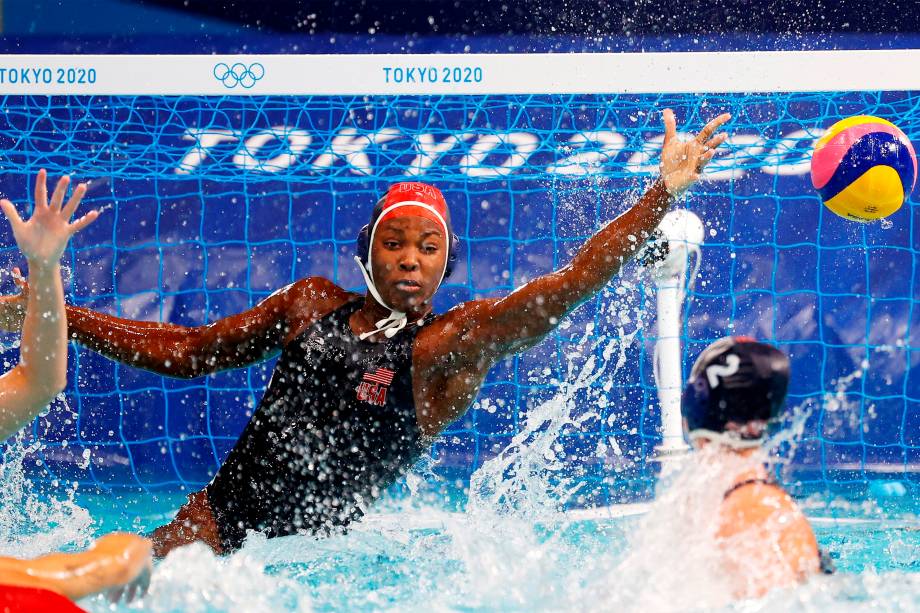 A goleira Ashleigh Johnson, dos Estados Unidos, na partida contra a Espanha válida pelo ouro no pólo aquático -