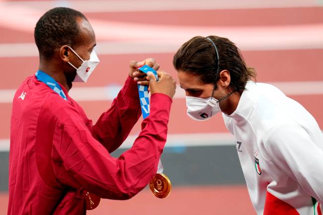 Tokyo (Japan), 02/08/2021.- Joint gold medalists Mutaz Essa Barshim (L) of Qatar and Gianmarco Tamberi of Italy during the medal ceremony for the Men's High Jump at the Athletics events of the Tokyo 2020 Olympic Games at the Olympic Stadium in Tokyo, Japan, 02 August 2021. (Salto de altura, Italia, Japón, Tokio, Catar) EFE/EPA/FRANCK ROBICHON