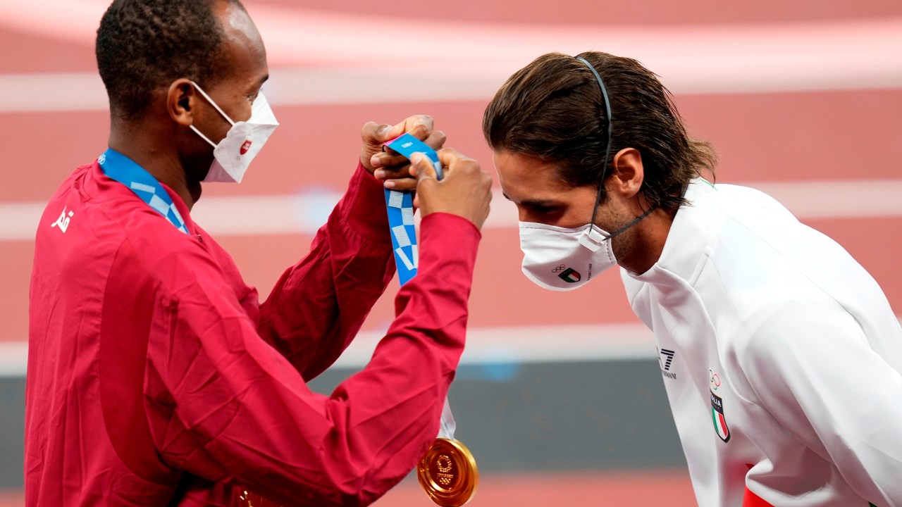 Tokyo (Japan), 02/08/2021.- Joint gold medalists Mutaz Essa Barshim (L) of Qatar and Gianmarco Tamberi of Italy during the medal ceremony for the Men's High Jump at the Athletics events of the Tokyo 2020 Olympic Games at the Olympic Stadium in Tokyo, Japan, 02 August 2021. (Salto de altura, Italia, Japón, Tokio, Catar) EFE/EPA/FRANCK ROBICHON
