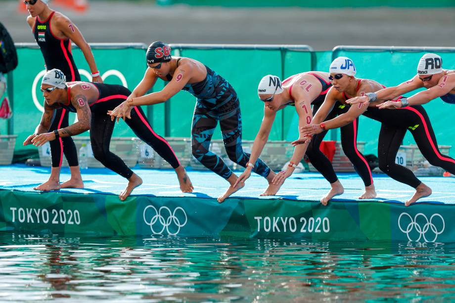 Atletas durante a largada da maratona aquática de 10km nos Jogos Olímpicos de Tóquio -