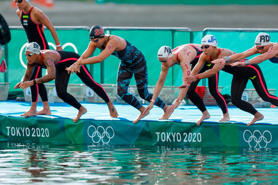 Atletas durante a largada da maratona aquática de 10km nos Jogos Olímpicos de Tóquio -