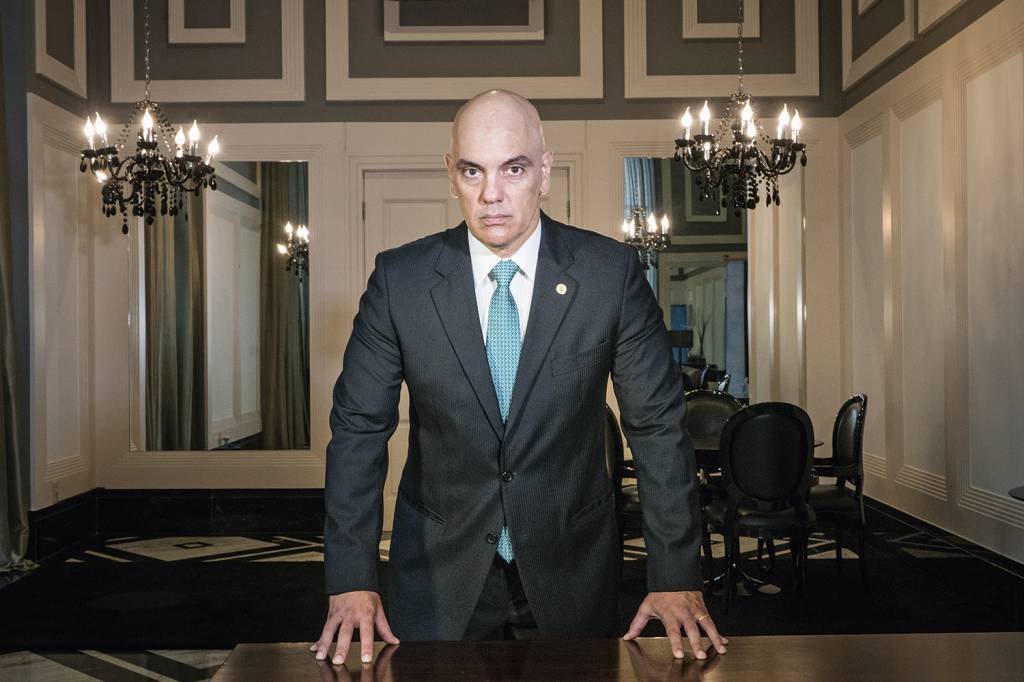 À frente de processos que ameaçam Bolsonaro, Moraes ganha destaque no STF