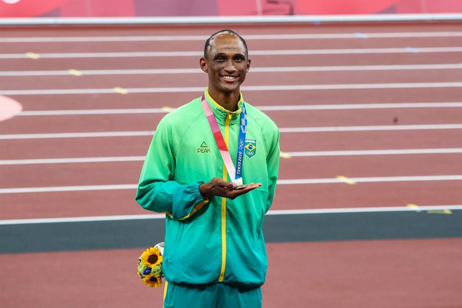 O atleta Alison dos Santos ganha o bronze nos 400m com barreiras -