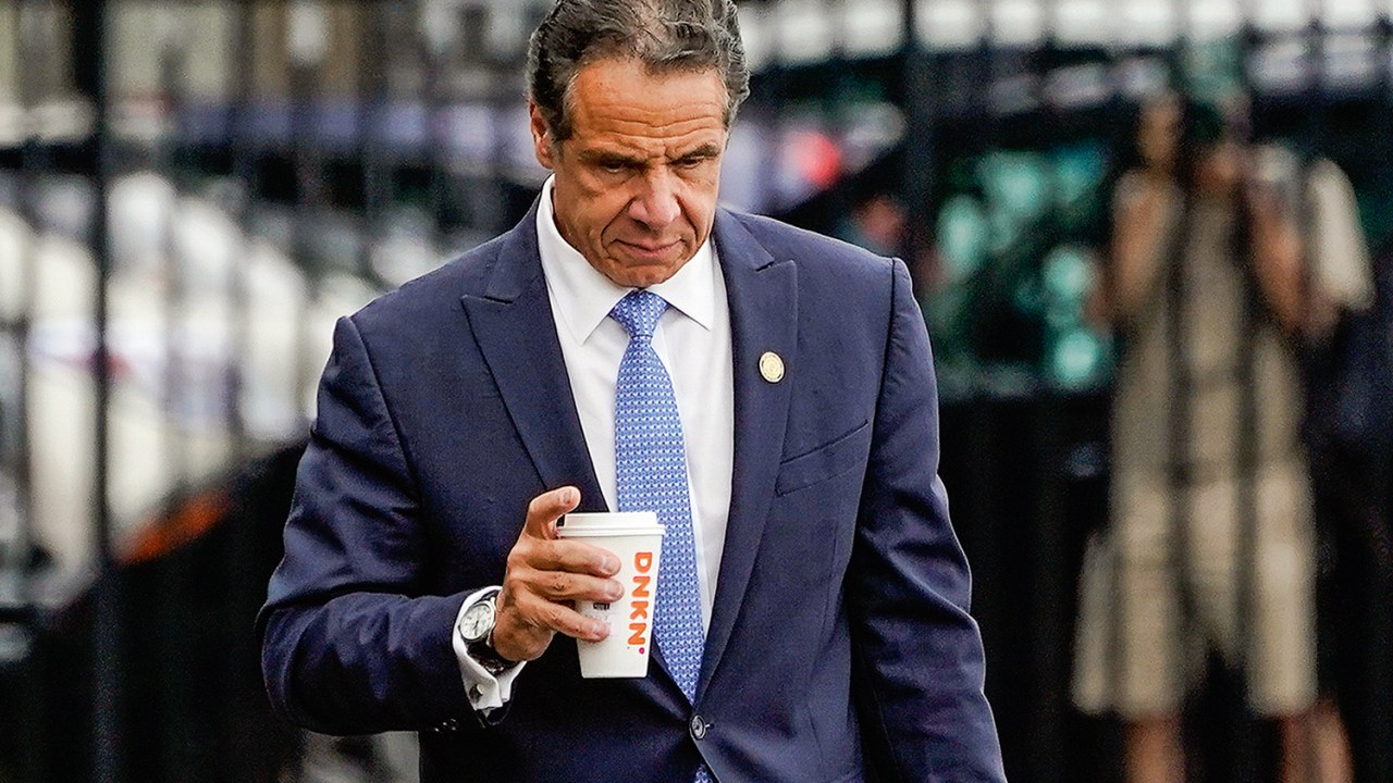New York Gov. Andrew Cuomo prepares to board a helicopter after announcing his resignation, Tuesday, Aug. 10, 2021, in New York. Cuomo says he will resign over a barrage of sexual harassment allegations. The three-term Democratic governor's decision, which will take effect in two weeks, was announced Tuesday as momentum built in the Legislature to remove him by impeachment.Credito: Seth Wenig/AP/ImagePlus