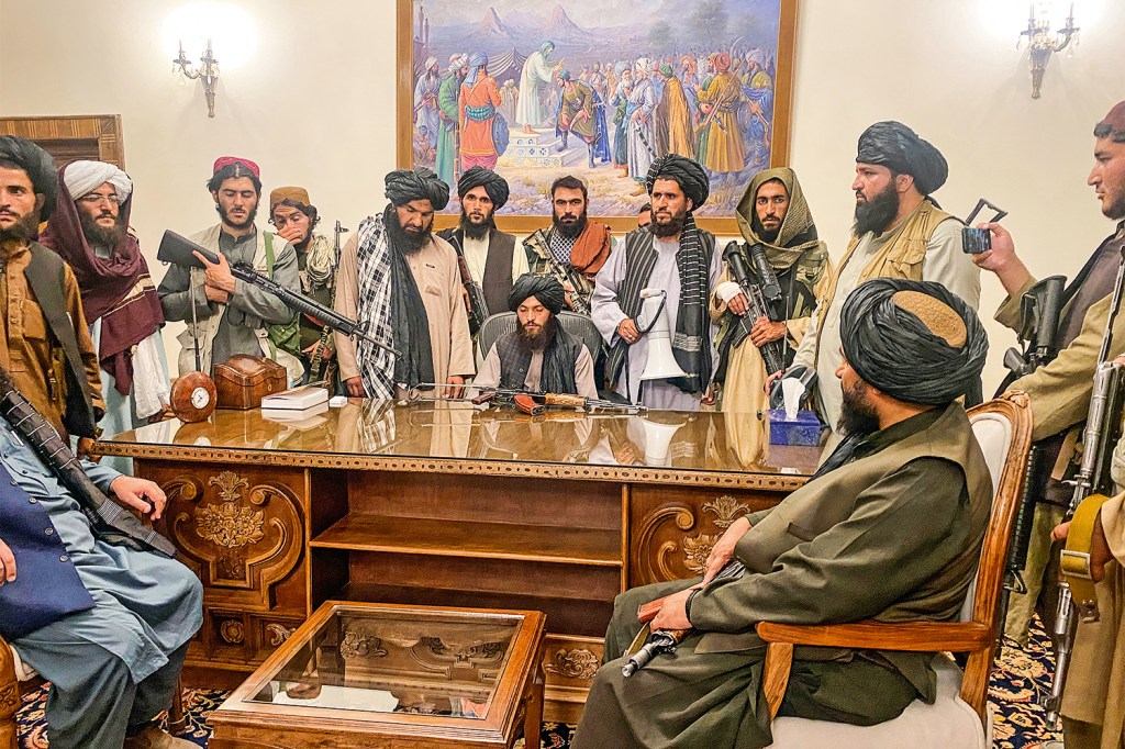 SUCESSO - Barbas, turbantes e armas na sala  da Presidência: o Talibã  no comando outra vez -