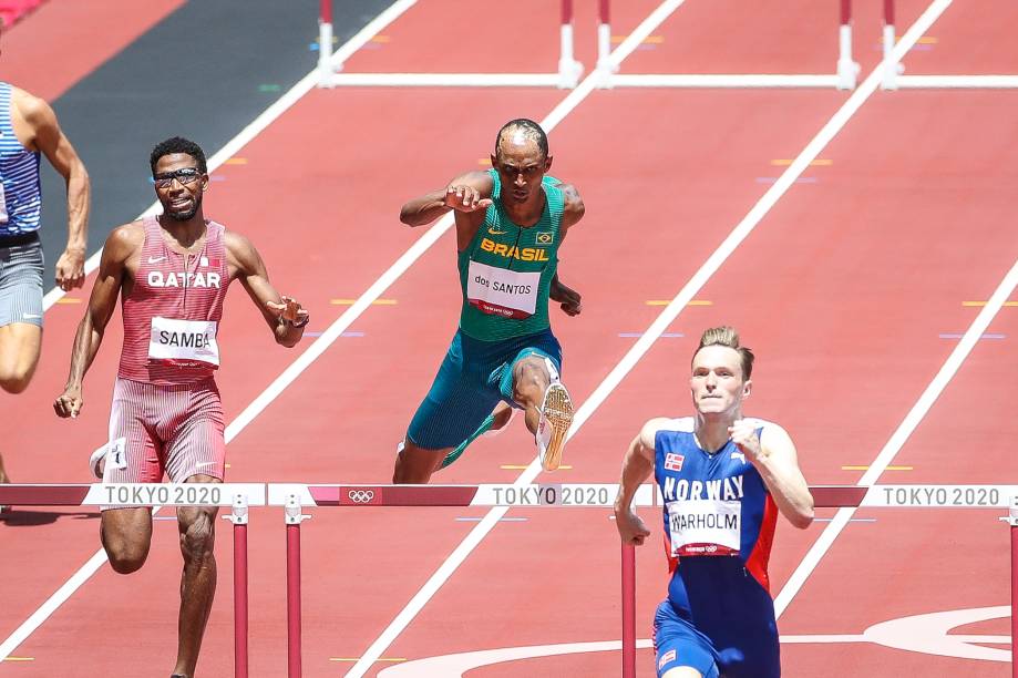O brasileiro Alison dos Santos em ação na prova dos 400m com barreiras -