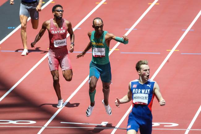 O brasileiro Alison dos Santos em ação na prova dos 400m com barreiras -