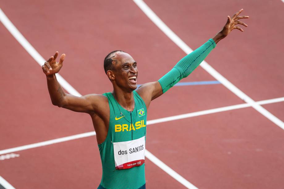 O brasileiro Alison dos Santos comemorando o bronze nos 400m com barreiras -