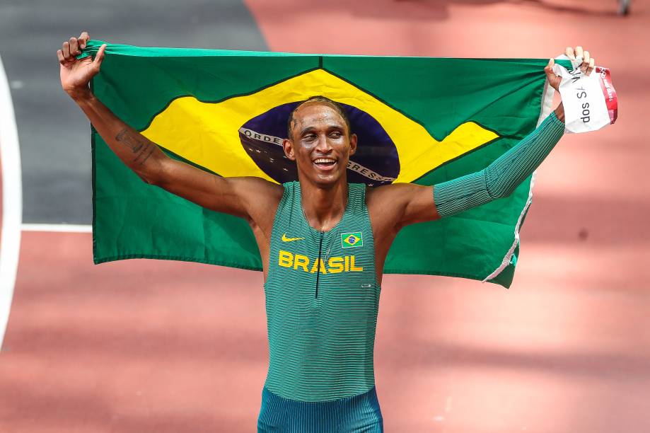 O brasileiro Alison dos Santos comemorando o bronze nos 400m com barreiras -