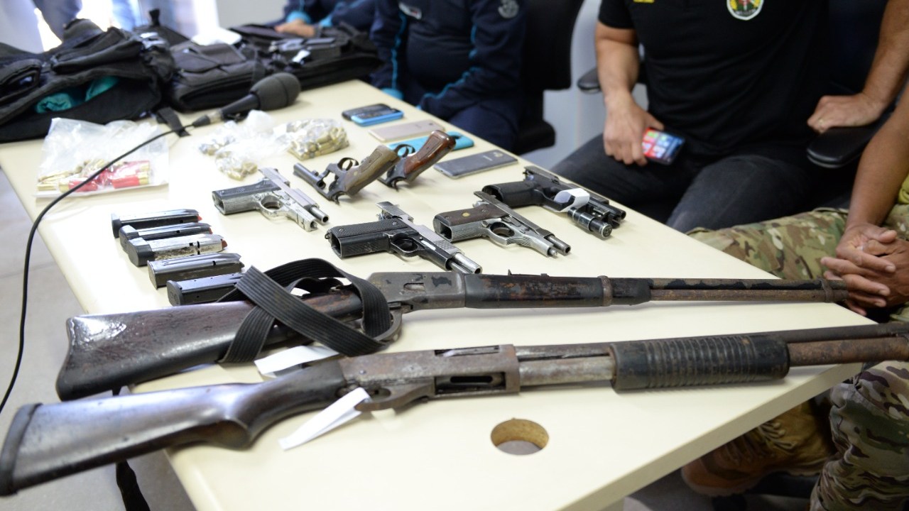 Armas apreendidas em operação policial em Caucaia (CE)
