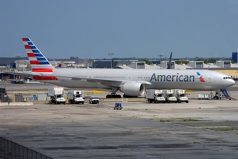 Avião da American Airlines em pista de aeroporto