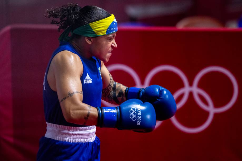 Beatriz Ferreira, do Brasil, durante luta pela final de boxe com Kellie Harrington, da Irlanda -