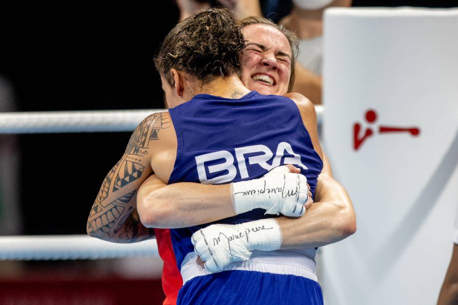 Beatriz Ferreira, do Brasil, durante luta pela final de boxe com Kellie Harrington, da Irlanda -