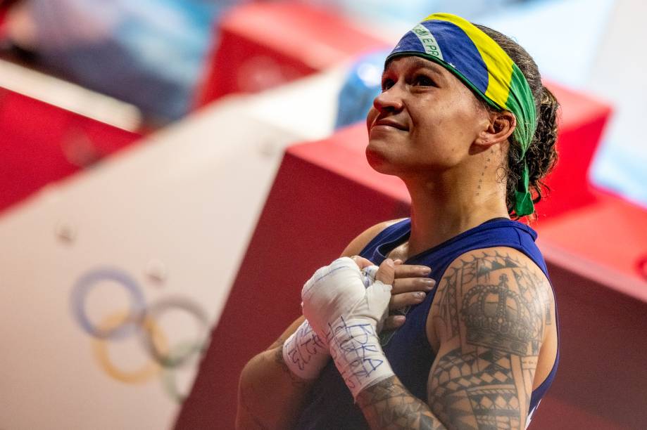 Beatriz Ferreira, do Brasil, durante luta pela final de boxe com Kellie Harrington, da Irlanda -