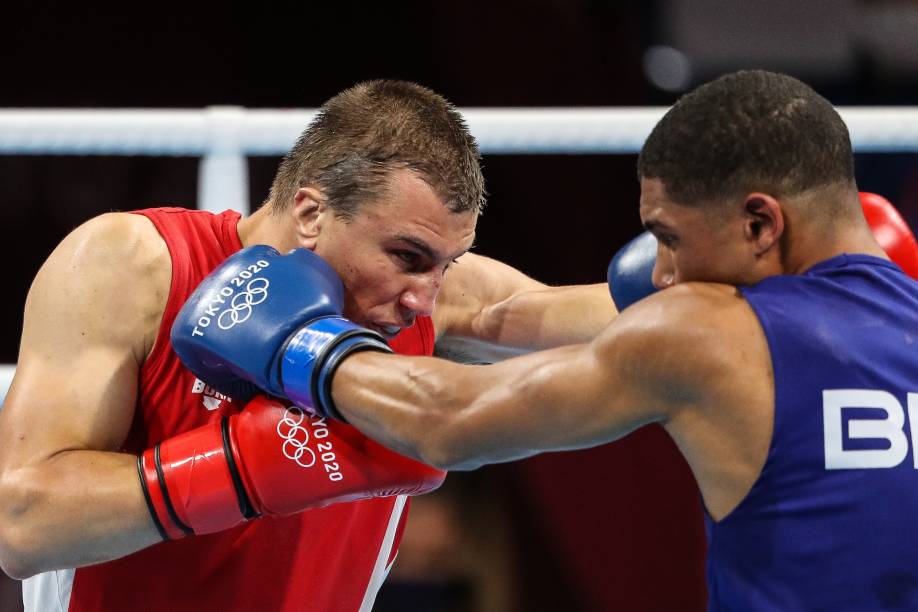 Hebert Conceição durante luta pelo boxe com Oleksandr Khyzniak -