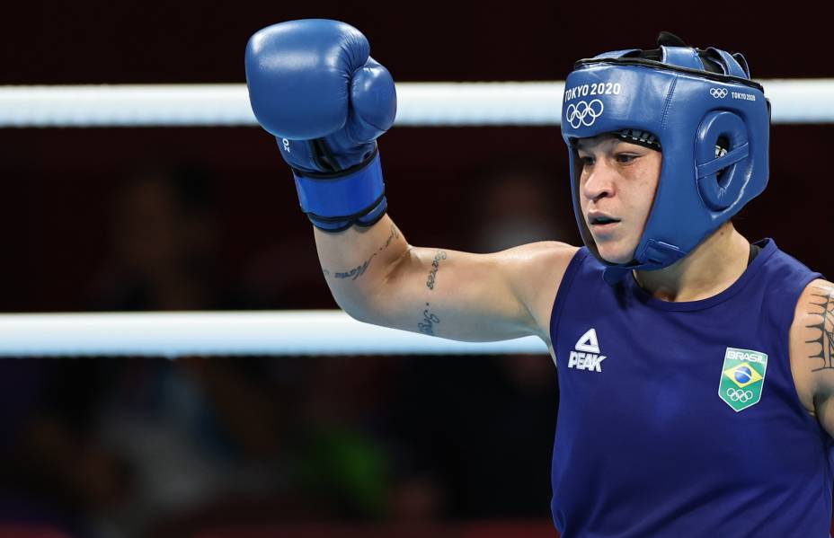 Beatriz Ferreira, do Brasil, durante luta pela final de boxe com Kellie Harrington, da Irlanda -