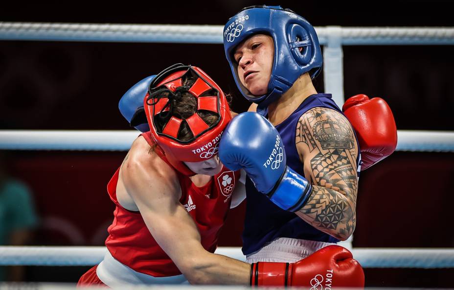 Beatriz Ferreira, do Brasil, durante luta pela final de boxe com Kellie Harrington, da Irlanda -