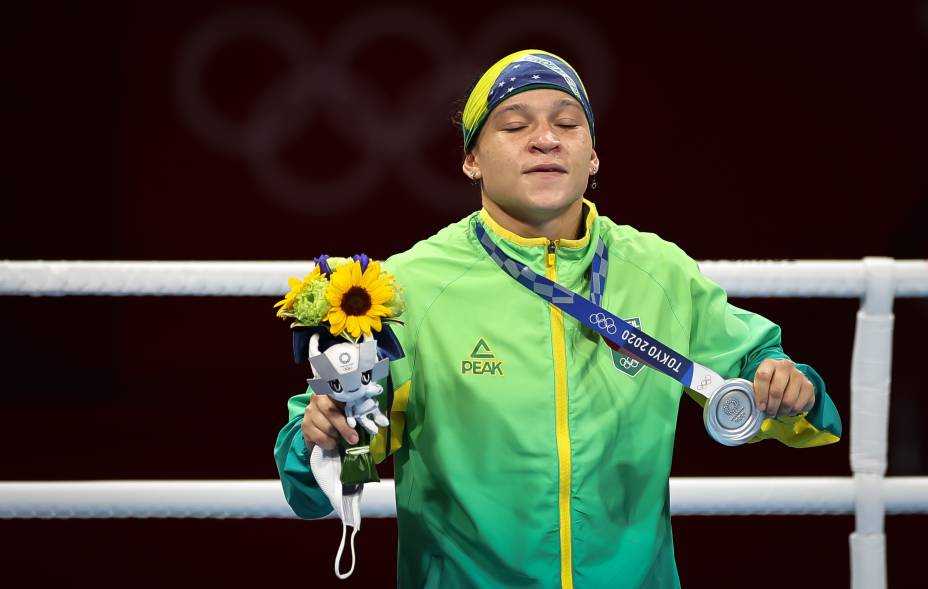 Beatriz Ferreira, do Brasil, com a medalha de prata conquistada no boxe -