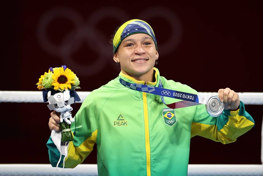 Beatriz Ferreira, do Brasil, com a medalha de prata conquistada no boxe -