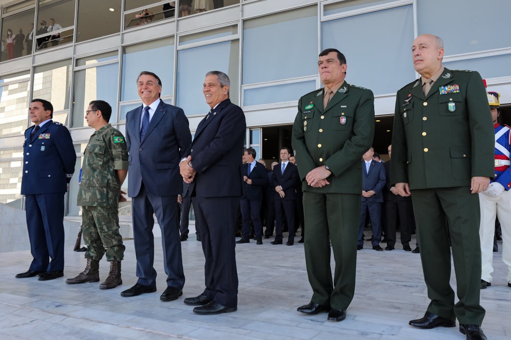 O presidente Jair Bolsonaro, ao lado do ministro Braga Netto (Defesa) e comandantes militares durante desfile militar em frente ao Palácio do Planalto
