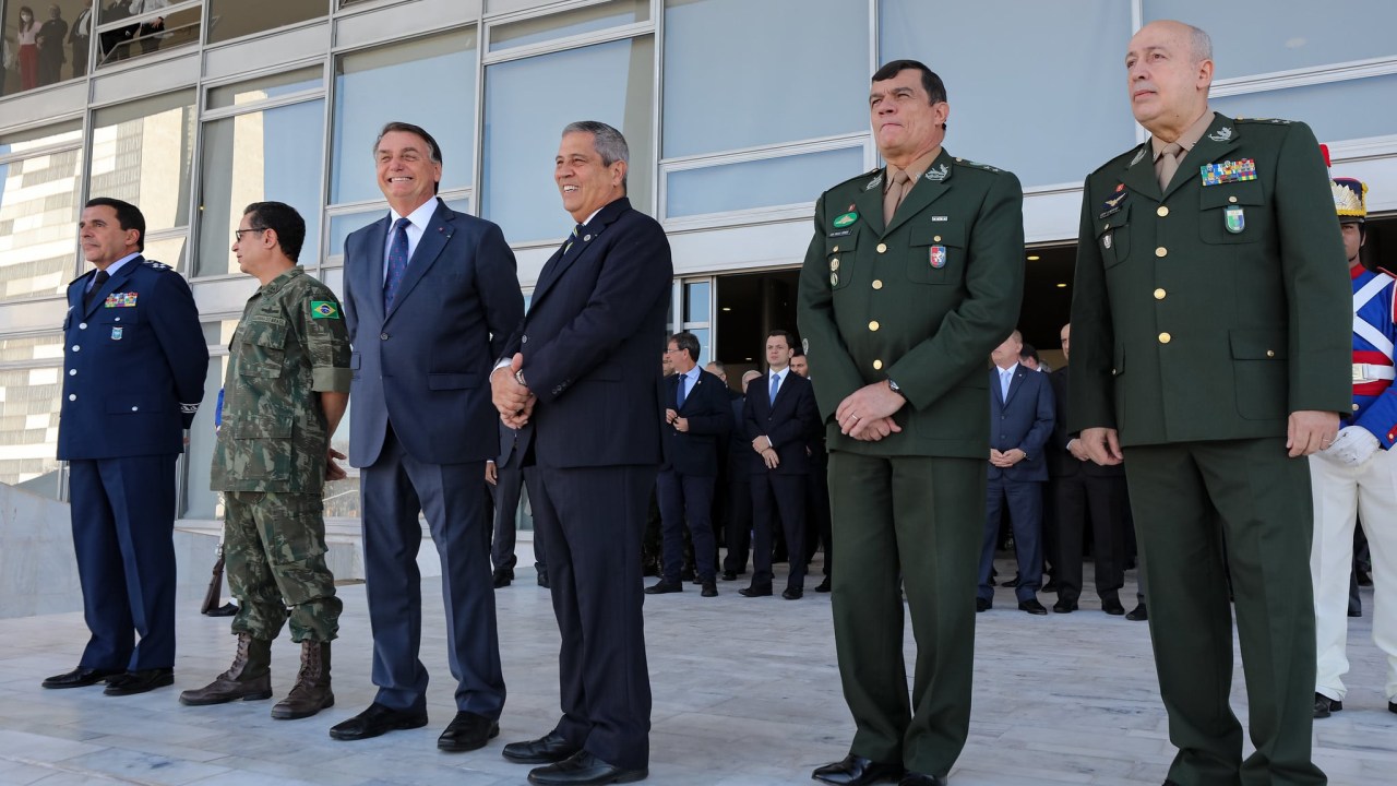 O presidente Jair Bolsonaro, ao lado do ministro Braga Netto (Defesa) e comandantes militares durante desfile militar em frente ao Palácio do Planalto