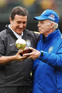 Carlos Alberto Parreira recebendo de Zagallo o trofeu da IFFHS de _Melhor Treina Zagallo ao lado de Parreira no 'último ato' pela seleção -