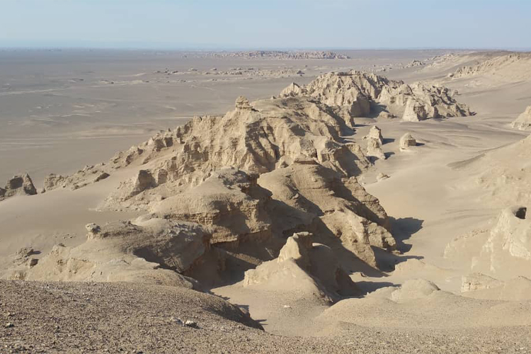 Sítio fossilífero em Xinjiang, onde foram encontradas duas novas espécies de dinossauros, Silutitan sinensis e Hamititan xinjiangensis