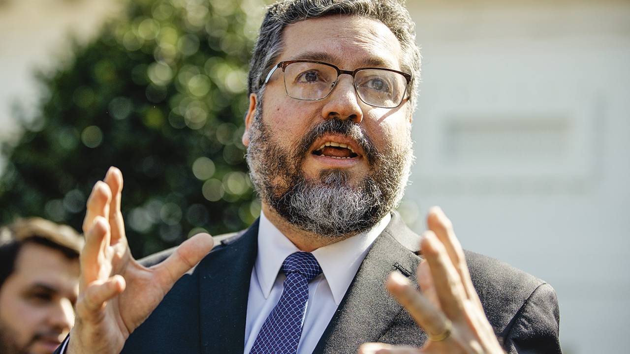 OSTRACISMO - Ernesto Araújo: a atuação se resume a dar palestra para radicais -