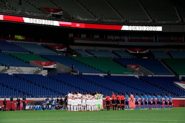 Tokyo (Japan), 21/07/2021.- Players of Spain (L) and Japan (R) line up ahead of the men's soccer semi final match between Japan and Spain at the Tokyo 2020 Olympic Games in Saitama, Japan, 03 August 2021. (Japón, España, Tokio) EFE/EPA/KIYOSHI OTA