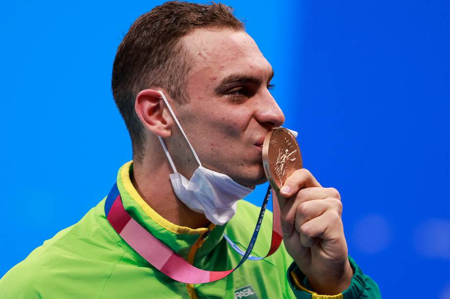 O nadador Fernando Scheffer, do Brasil, ganha o bronze no 200m livres -