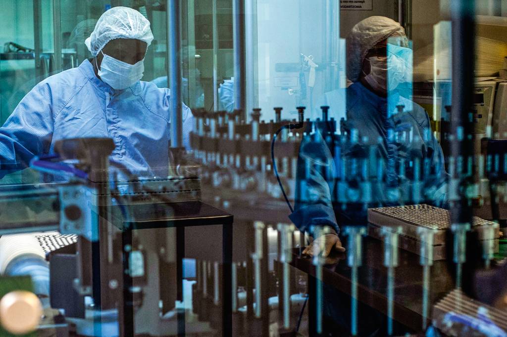 Virus Outbreak Brazil 100% NACIONAL - Linha de fabricação na Fiocruz: doses feitas no Brasil -